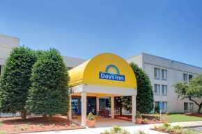 Гостиница Days Inn by Wyndham Newport News City Center Oyster Point  Ньюпорт-Ньюс